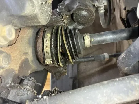 今日は車の足廻りのホコリ等が回転部分に入らないように保護する...