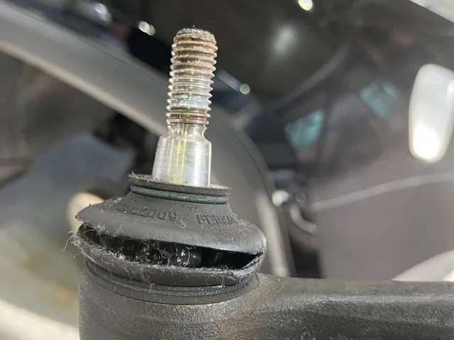 今日は車の足廻りのホコリ等が回転部分に入らないように保護する...