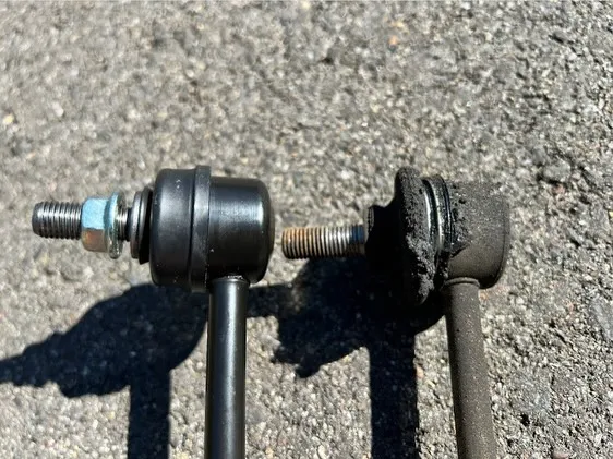 今日は車の足廻りのホコリ等が回転部分に入らないように保護する...