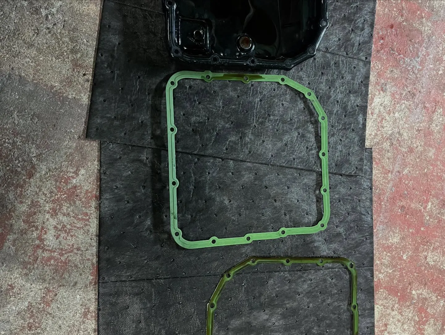 三菱ミニキャブのオートマのオイルパンガスケット交換のご依頼で...